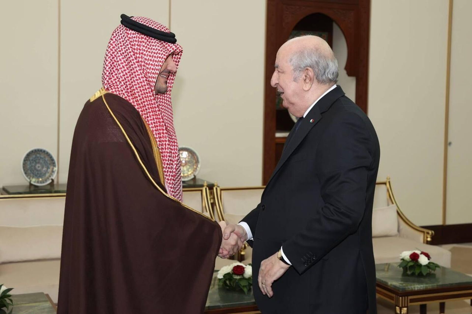 وزير الداخلية السعودي، الأمير عبد العزيز بن سعود، يلتقي الرئيس الجزائري، عبد المجيد تبون، في الجزائر - سبوتنيك عربي, 1920, 22.01.2026