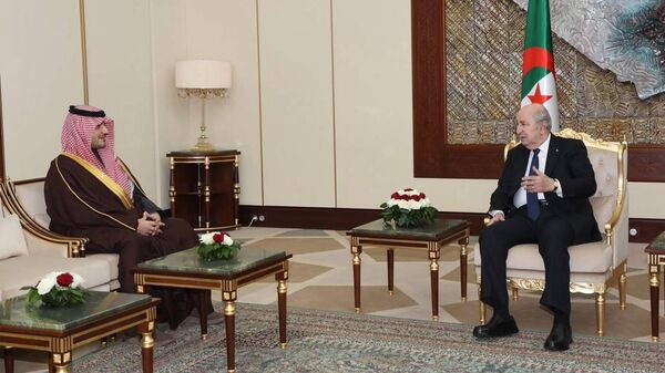 وزير الداخلية السعودي، الأمير عبد العزيز بن سعود، يلتقي الرئيس الجزائري، عبد المجيد تبون، في الجزائر - سبوتنيك عربي