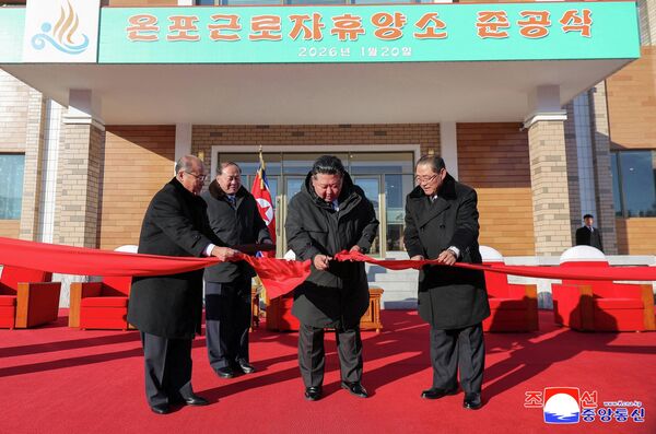 زعيم كوريا الشمالية كيم جونغ أون، يقص الشريط خلال افتتاح مركز أونفو الترفيهي للعمال في مدينة كيونغسونغ. - سبوتنيك عربي