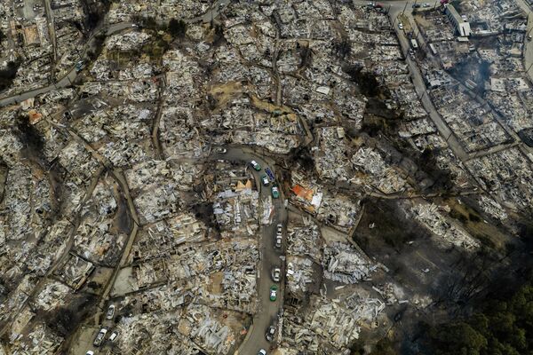 لقطة جوية تظهر تضرر مساحات واسعة نتيجة حرائق الغابات بالقرب من ليركوين، تشيلي.  - سبوتنيك عربي