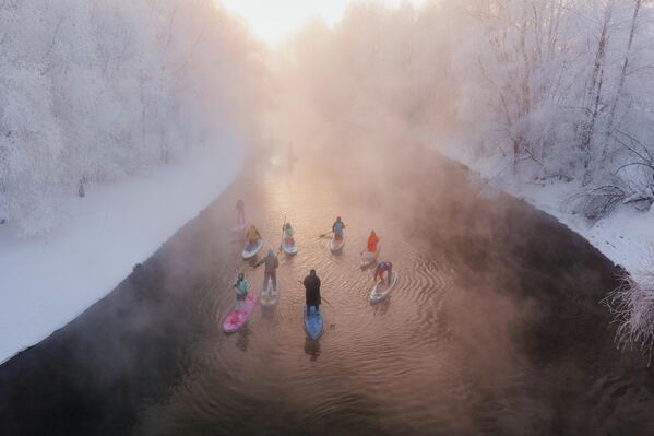 ممارسو التجديف يبحرون في أحد فروع نهر أوب في نوفوسيبيرسك بروسيا، والذي لا يتجمد رغم الانخفاض الكبير في درجات الحرارة.  - سبوتنيك عربي