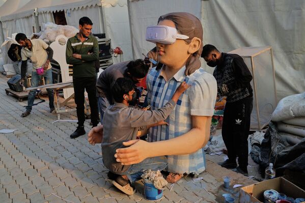  طالب يرتدي نظارة الواقع الافتراضي، خلال عرض إعلامي تمهيدي لعرض يوم الجمهورية، في نيودلهي، الهند. - سبوتنيك عربي