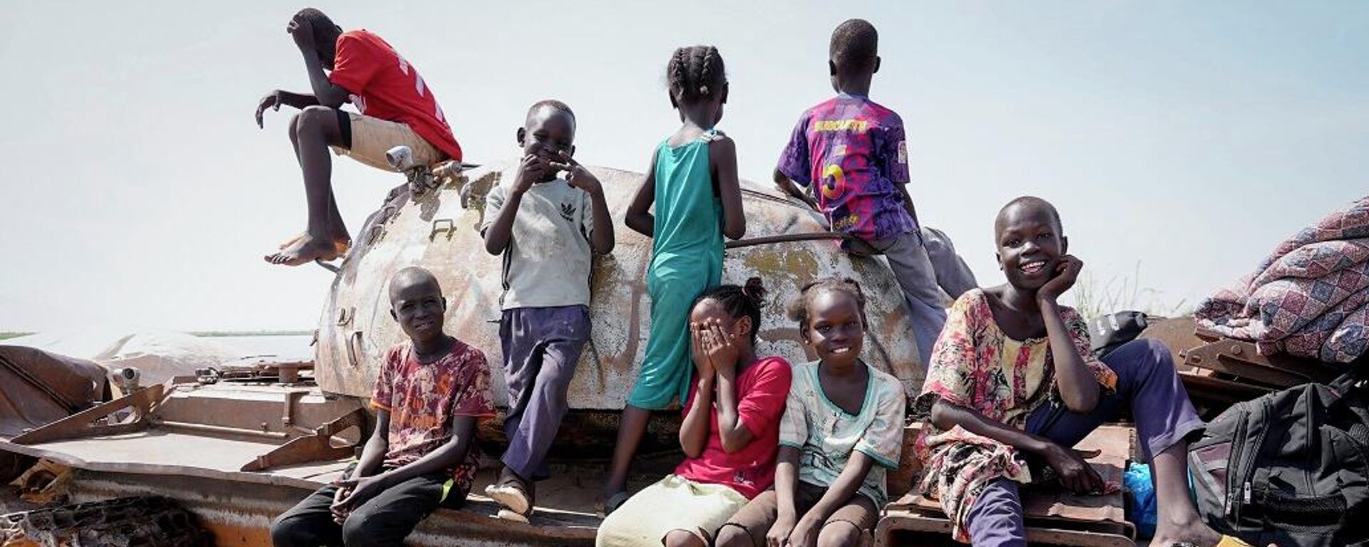 أطفال يلهون على بقايا دبابة في ميناء نهري في رينك، جنوب السودان، 17 مايو/ آيار 2023 - سبوتنيك عربي, 1920, 23.01.2026