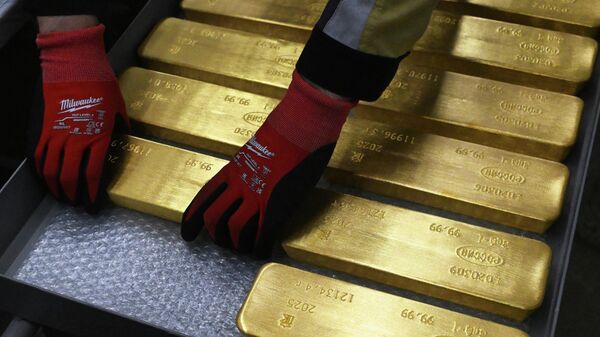 سبائك الذهب من أعلى درجة نقاء بنسبة 99.99%، في مصنع كراسنويارسك الروسي - سبوتنيك عربي