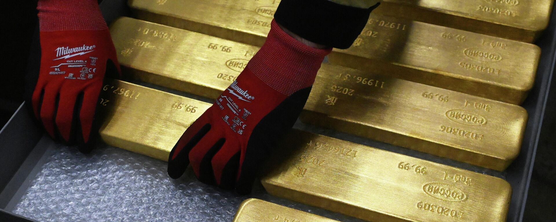 سبائك الذهب من أعلى درجة نقاء بنسبة 99.99%، في مصنع كراسنويارسك الروسي - سبوتنيك عربي, 1920, 24.01.2026