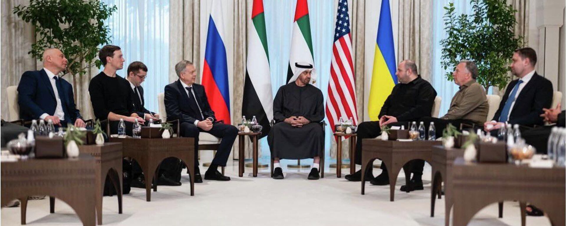 المحادثات حول أوكرانيا في أبو ظبي، رئيسي الوفدين الروسي والأوكراني، ورئيس الإمارات العربية المتحدة محمد بن زايد آل نهيان، المبعوث الخاص للرئيس الأمريكي دونالد ترامب ستيف ويتكوف وصهر ترامب، جاريد كوشنر. - سبوتنيك عربي, 1920, 24.01.2026