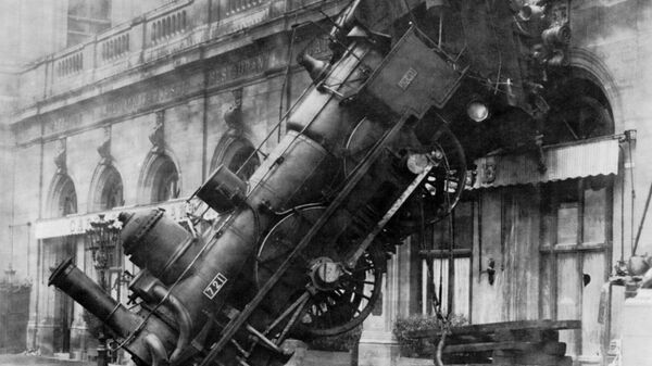 وقع حادث خروج قطار مونبارناس عن مساره في أكتوبر/تشرين الأول 1895 بالعاصمة الفرنسية باريس، عندما عجز قطار ركاب عن التوقف أثناء نزوله منحدرا، فاصطدم بحاجز السكة الحديدية، قبل أن يتدحرج إلى رصيف المحطة ويخترق جدار المبنى ويسقط في الشارع المقابل. وأسهمت الصور الفوتوغرافية الشهيرة للقطار المنحرف عن مساره، إضافة إلى تناوله في العديد من الأعمال الفنية، في تخليد الحادث بوصفه أحد أشهر حوادث السكك الحديدية في التاريخ. - سبوتنيك عربي