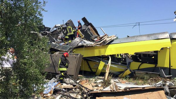 بحث رجال الإطفاء الإيطاليون بين الحطام في موقع حادث قطار وقع عقب تصادم قطارين للركاب وجها لوجه بالقرب من بلدة أندريا في منطقة بوليا جنوبي إيطاليا، ما أسفر عن مقتل عدة أشخاص، في يوليو/تموز 2016.  - سبوتنيك عربي
