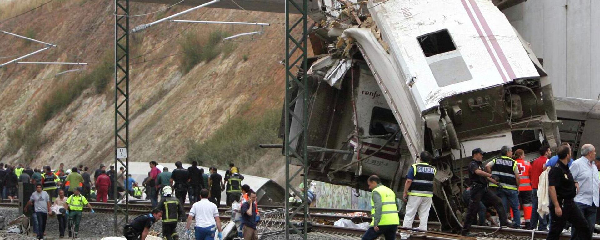 استجابت فرق الطوارئ لحادث خروج قطار عن مساره في مدينة سانتياغو دي كومبوستيلا شمالي غرب إسبانيا، في يوليو/تموز 2013،  وأدى الحادث إلى انقلاب عربات الركاب على جوانبها وتمزق إحدى العربات على الأقل، مع تصاعد الدخان في الهواء. - سبوتنيك عربي, 1920, 28.10.2026