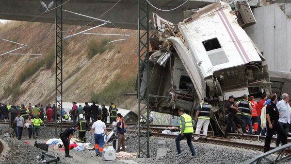 استجابت فرق الطوارئ لحادث خروج قطار عن مساره في مدينة سانتياغو دي كومبوستيلا شمالي غرب إسبانيا، في يوليو/تموز 2013،  وأدى الحادث إلى انقلاب عربات الركاب على جوانبها وتمزق إحدى العربات على الأقل، مع تصاعد الدخان في الهواء. - سبوتنيك عربي