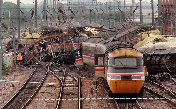 تحطمت عربات قطار خارج محطة ساوثهول غربي لندن، في سبتمبر/أيلول 1997، إثر اصطدام قطار ركاب فائق السرعة بقطار شحن، وأسفر الحادث عن مقتل 7 أشخاص على الأقل وإصابة نحو 150 آخرين. - سبوتنيك عربي