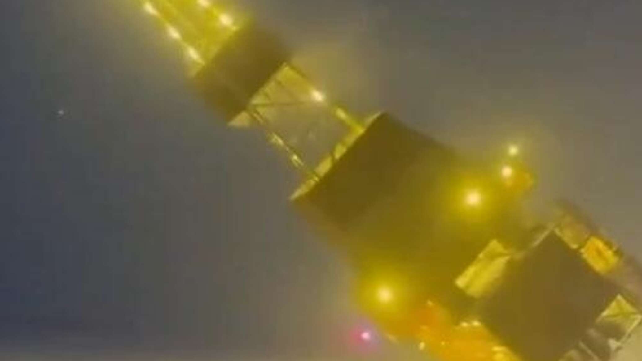 لحظة انهيار منصة نفطية "عملاقة" في ولاية ألاسكا... فيديو