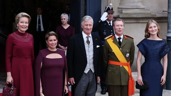 الملكة ماتيلد ملكة بلجيكا، والدوقة الكبرى ماريا تيريزا دوقة لوكسمبورغ، والملك فيليب ملك بلجيكا، والدوق الأكبر هنري دوق لوكسمبورغ، والأميرة إليزابيث أميرة بلجيكا، 3 أكتوبر/ تشرين الأول 2025 - سبوتنيك عربي