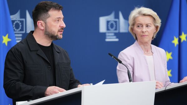 رئيسة المفوضية الأوروبية أورسولا فون دير لاين، وفلاديمير زيلينسكي - سبوتنيك عربي