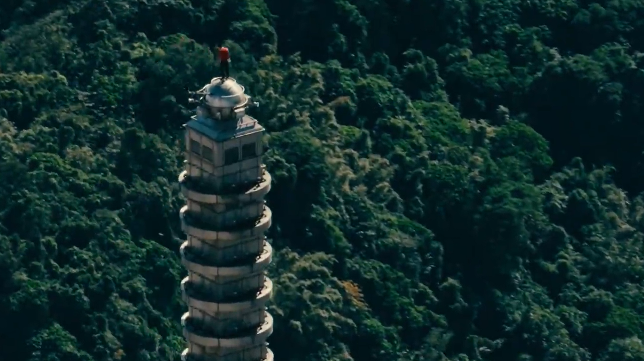 بيديه فقط.. مغامر أمريكي يتسلق أعلى مبنى في تايوان.. فيديو