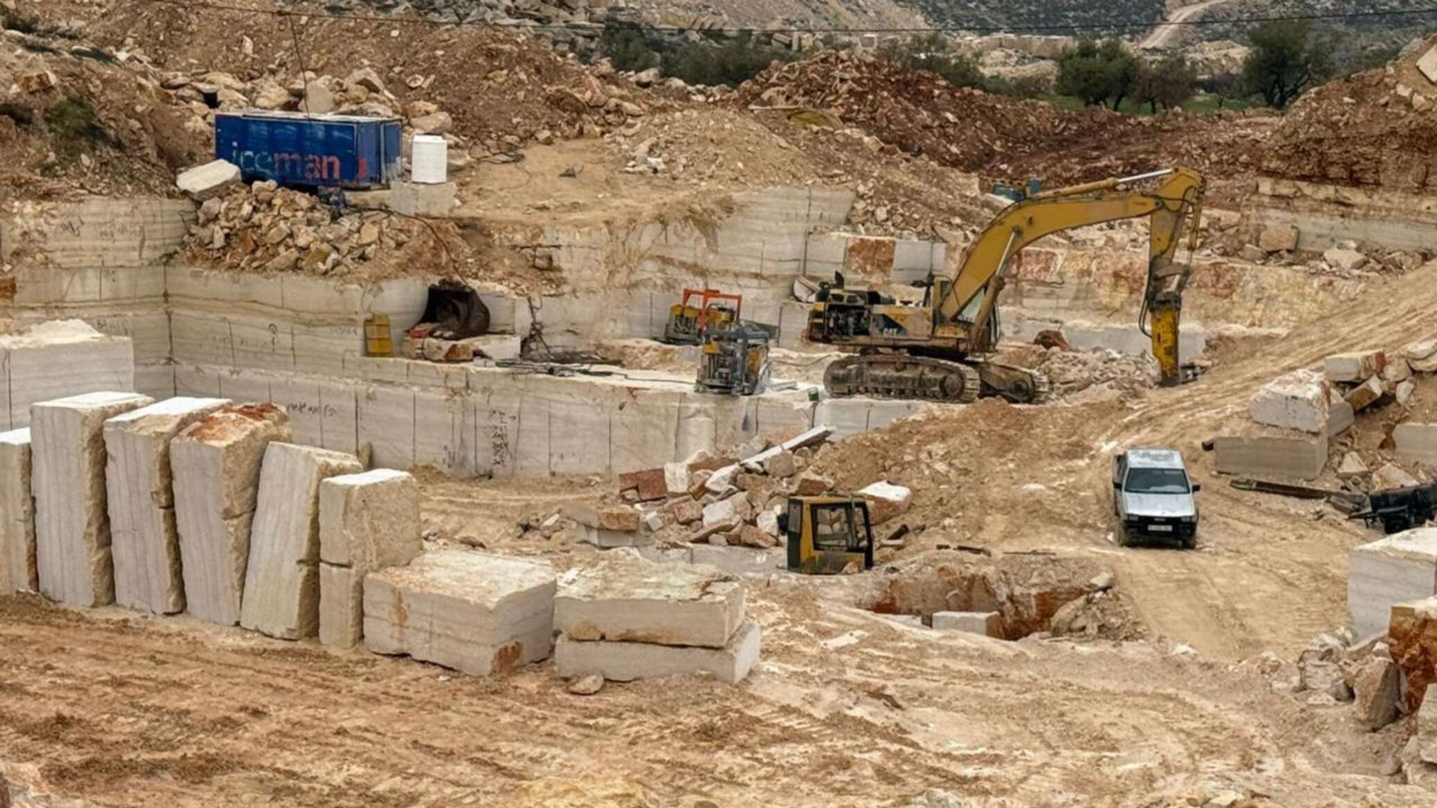 الاقتصاد الفلسطيني ينزف على صخور الضفة الغربية جراء القيود الإسرائيلية