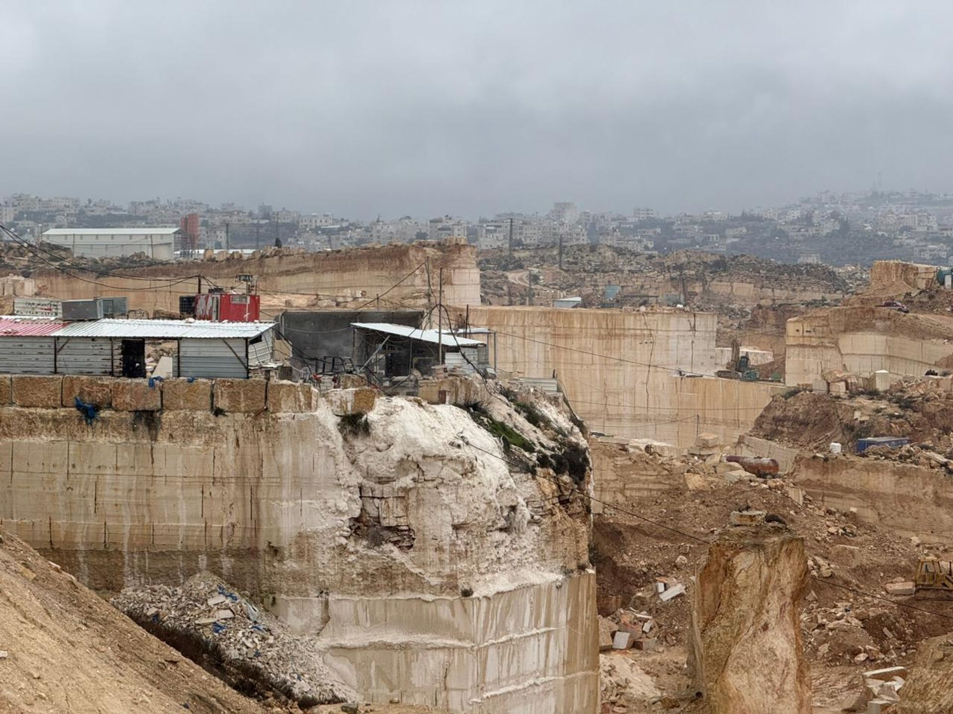 الاقتصاد الفلسطيني ينزف على صخور الضفة الغربية جراء القيود الإسرائيلية - سبوتنيك عربي, 1920, 25.01.2026