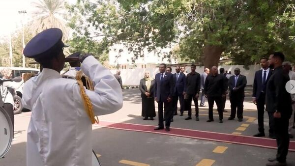 رئيس الوزراء السوداني كامل إدريس خلال جولة في العاصمة الخرطوم - سبوتنيك عربي