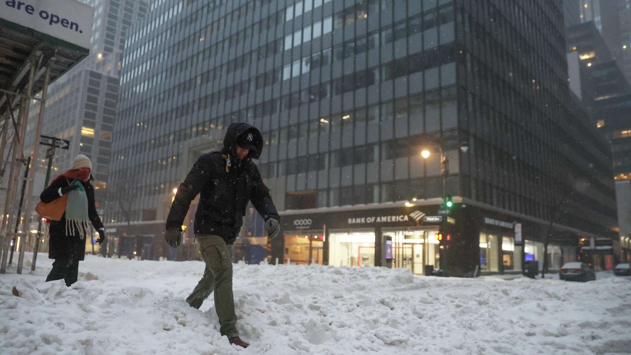 مليون شخص دون كهرباء وإلغاء 10 آلاف رحلة جوية بأمريكا جراء العواصف