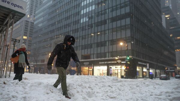 يعبر المشاة الشارع خلال عاصفة ثلجية، يوم الأحد 25 يناير 2026، في نيويورك. - سبوتنيك عربي