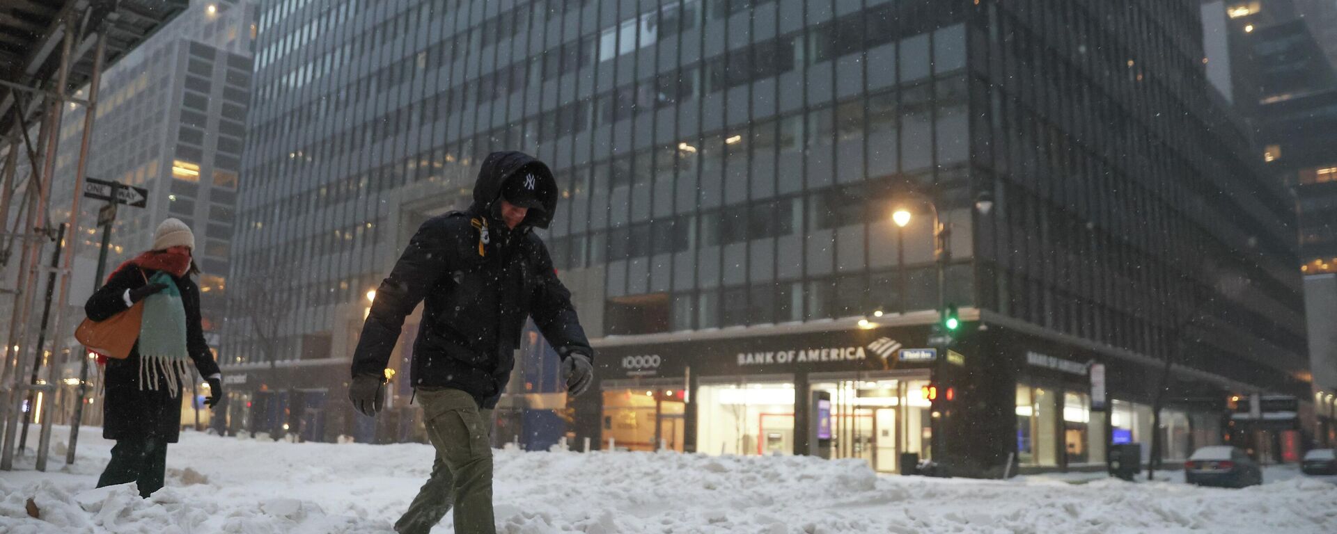 يعبر المشاة الشارع خلال عاصفة ثلجية، يوم الأحد 25 يناير 2026، في نيويورك. - سبوتنيك عربي, 1920, 26.01.2026