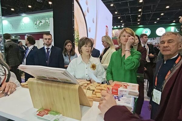 جولة وزيرة الزراعة الروسية داخل معرض&quot;جلفود&quot; في الإمارات - سبوتنيك عربي
