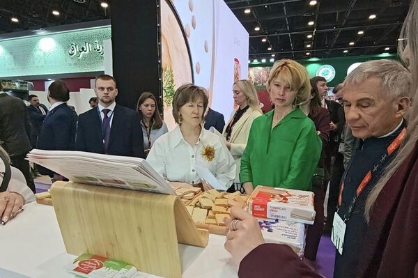 جولة وزيرة الزراعة الروسية داخل معرض&quot;جلفود&quot; في الإمارات - سبوتنيك عربي