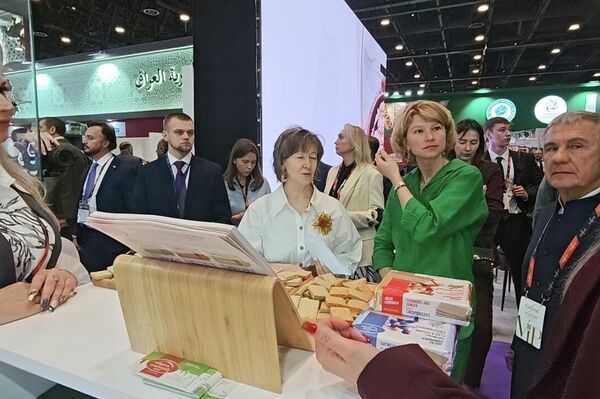 جولة وزيرة الزراعة الروسية داخل معرض&quot;جلفود&quot; في الإمارات - سبوتنيك عربي