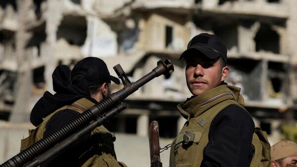 أفراد من قوات الأمن العام السوري في حي الشيخ مقصود بعد سيطرتهم على المنطقة، في حلب، 10 يناير/ كانون الثاني 2026 - سبوتنيك عربي