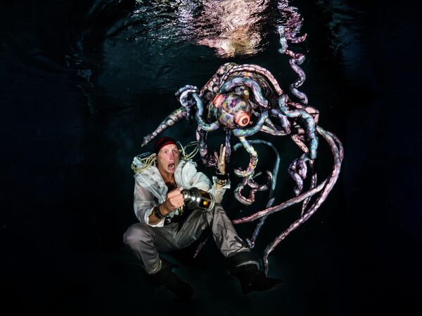 فازت المصورة، كلوديا ويبر-جيبرت، بالمركز الثالث في فئة الأزياء تحت الماء ضمن مسابقة "فنون المحيطات 2025" عن عملها المبتكر بعنوان "القراصنة والأخطبوط 3" الذي يجمع بين الإبداع الفني والخيال البحري. - سبوتنيك عربي