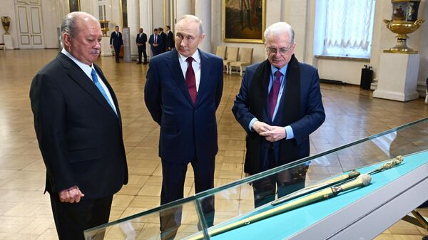 الرئيس الروسي فلاديمير بوتين، وملك ماليزيا السلطان إبراهيم، في متحف الإرميتاج  في مدينة سان بطرسبورغ - سبوتنيك عربي