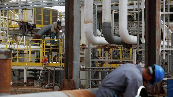 عامل سوري يعمل محطة حمص السورية - سبوتنيك عربي