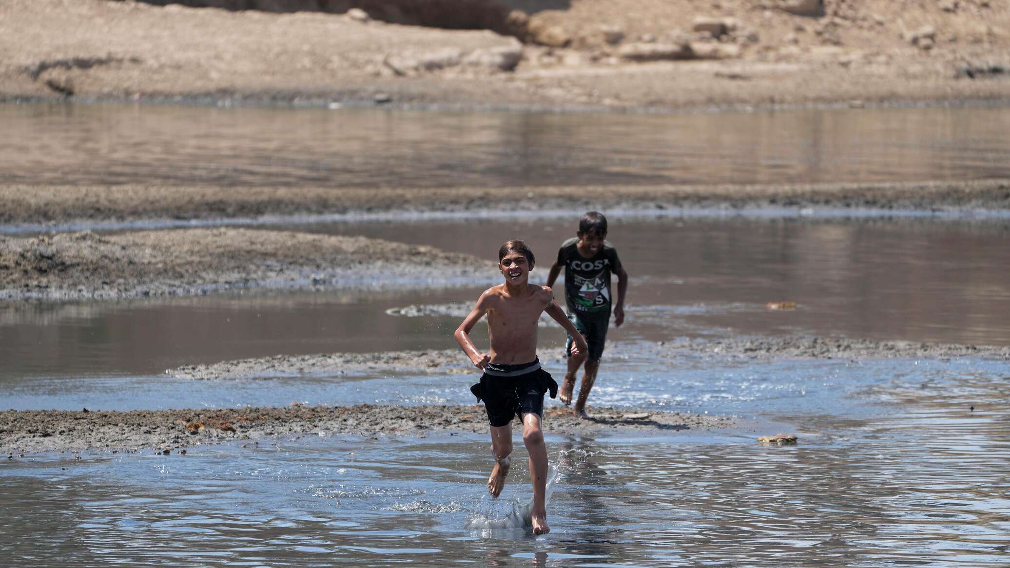 تغيير مجرى نهر للبحث عن طفلين في العراق