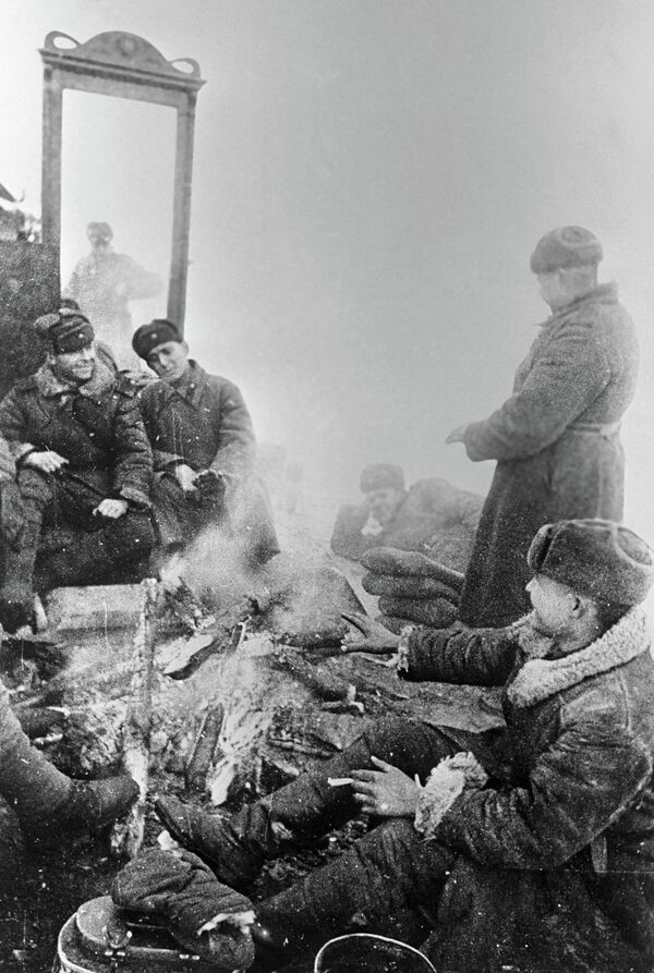 جنود يجلسون حول طاولة تزيين كانت هي الشيء الوحيد الذي نجا من القرية المدمرة - سبوتنيك عربي