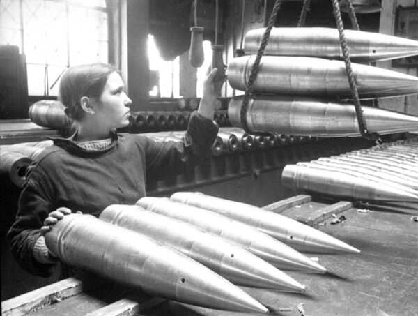 شابة تعمل في أحد المصانع العسكرية في لينينغراد المحررة، والذي يقوم بتزويد الجبهة بالذخيرة - سبوتنيك عربي