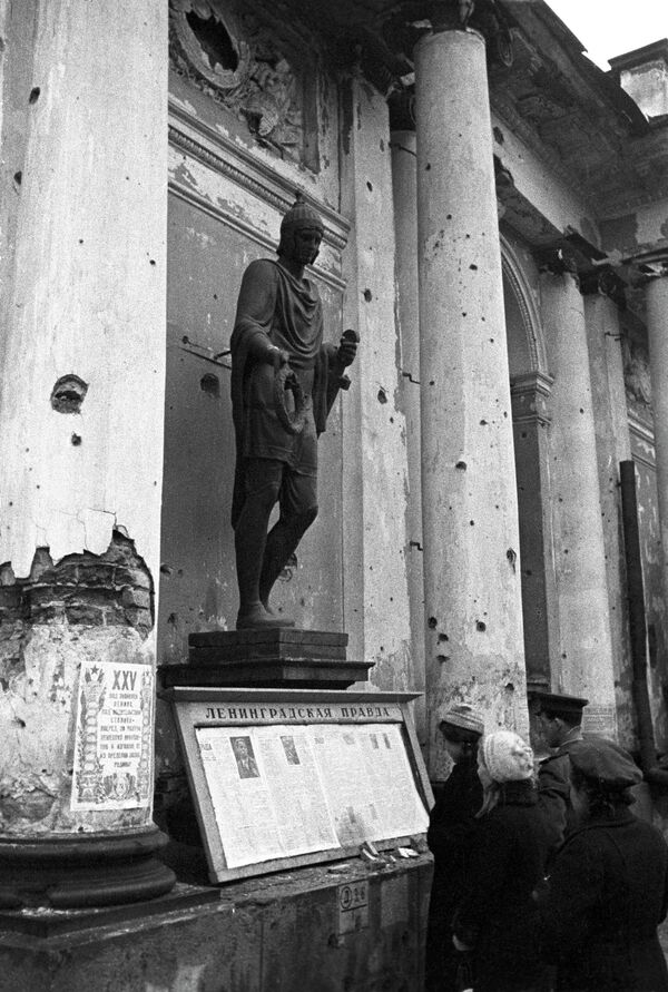  سكان لينينغراد يقرأون الصحيفة الجديدة المعلقة في أحد شوارع المدينة - سبوتنيك عربي