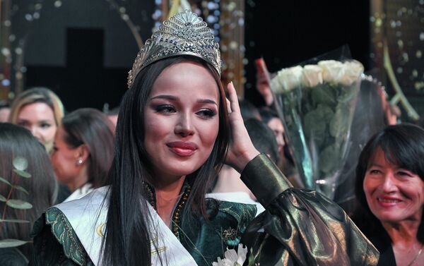 أميرة شاريبوفا، الفائزة في نهائي مسابقة ملكة جمال جمهورية تتارستان الثامنة والعشرين،"ملكة جمال تتارستان 2026"، على خشبة مسرح "غالياسغار كمال تاتار"، الحكومي الأكاديمي في قازان. - سبوتنيك عربي