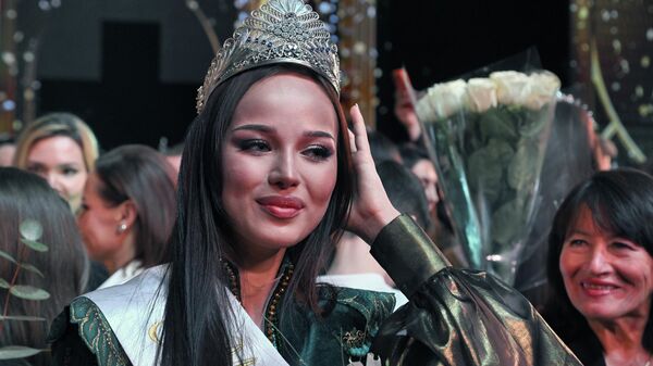 أميرة شاريبوفا، الفائزة في نهائي مسابقة ملكة جمال جمهورية تتارستان الثامنة والعشرين،ملكة جمال تتارستان 2026، على خشبة مسرح غالياسغار كمال تاتار، الحكومي الأكاديمي في كازان. - سبوتنيك عربي