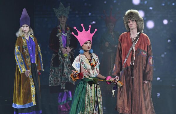 صورة تظهر نماذج الملابس من مجموعة "كوماي" (كازاخستان) كجزء من نهائي مسابقة، "ملكة جمال تتارستان 2026"، في قازان. - سبوتنيك عربي