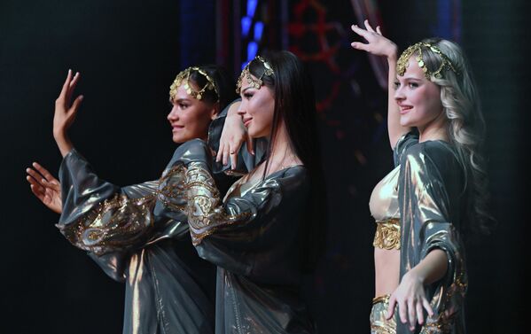 صورة تم التقاطها من زاوية أخرى، تظهر أيضا المتسابقات، في نهائي مسابقة"ملكة جمال تتارستان 2026". - سبوتنيك عربي