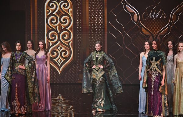 صورة تظهر صوفيا بيستروفا (التي تقف في المنتصف)، في نهائي مسابقة ملكة جمال جمهورية تتارستان الثامنة والعشرين "ملكة جمال تتارستان 2026" على مسرح "غالياسغار كمال تاتا". - سبوتنيك عربي