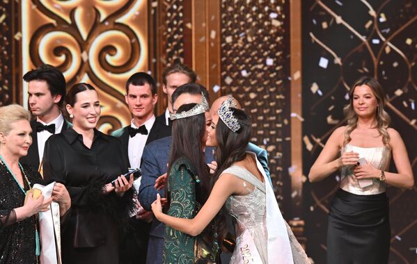 إيديليا باديرتدينوفا، الفائزة بلقب مسابقة "ملكة جمال تتارستان 2025"، تهنئ، أميرة شاريبوفا، التي فازت بالنهائي في مسابقة "ملكة جمال تتارستان 2026"، في حفل توزيع الجوائز على خشبة مسرح "غالياسغار كمال"، في قازان. - سبوتنيك عربي