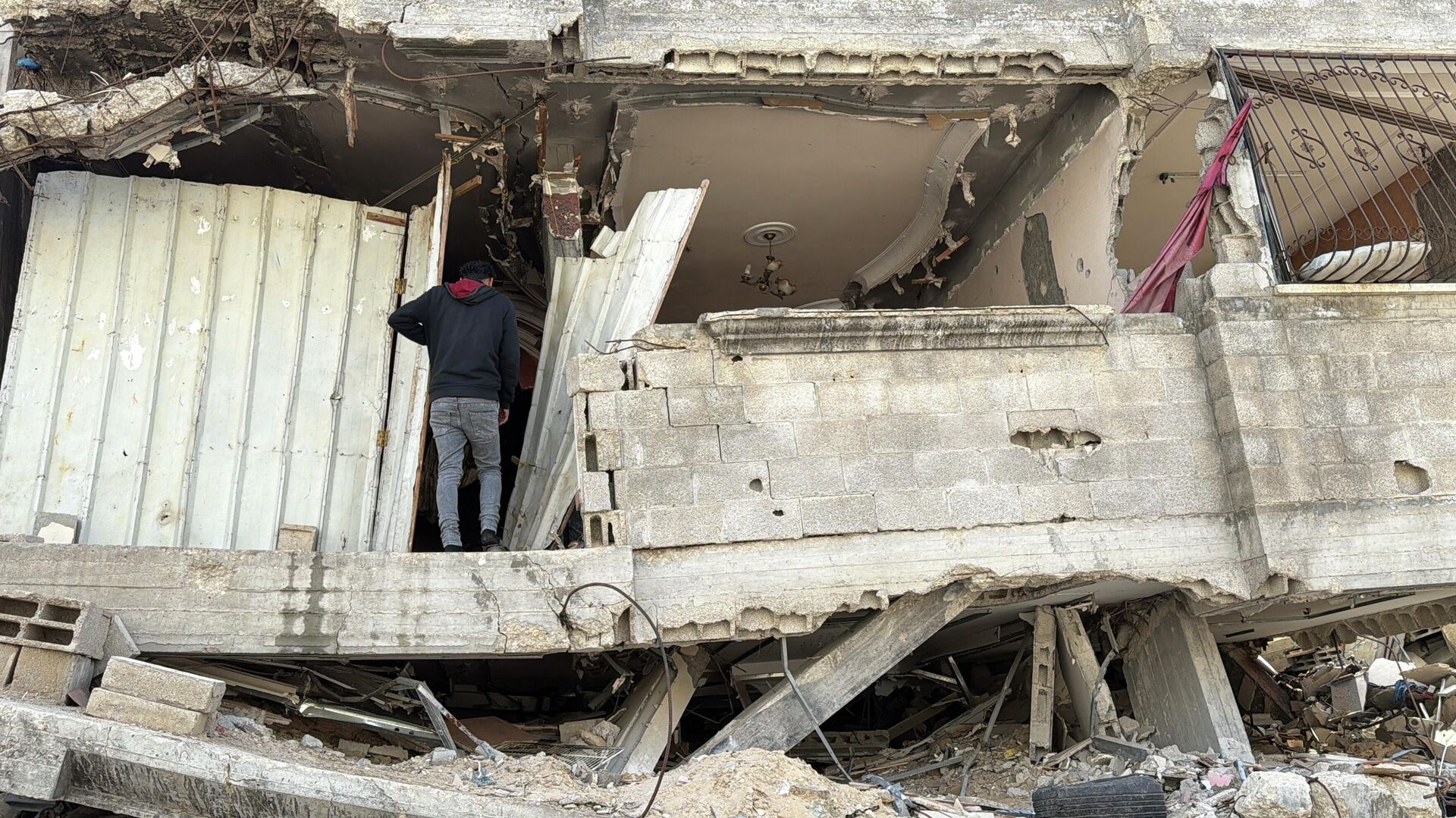 البيوت الآيلة للسقوط في قطاع غزة... خطر يهدد حياة المواطنين في ظل انعدام البدائل - سبوتنيك عربي, 1920, 27.01.2026