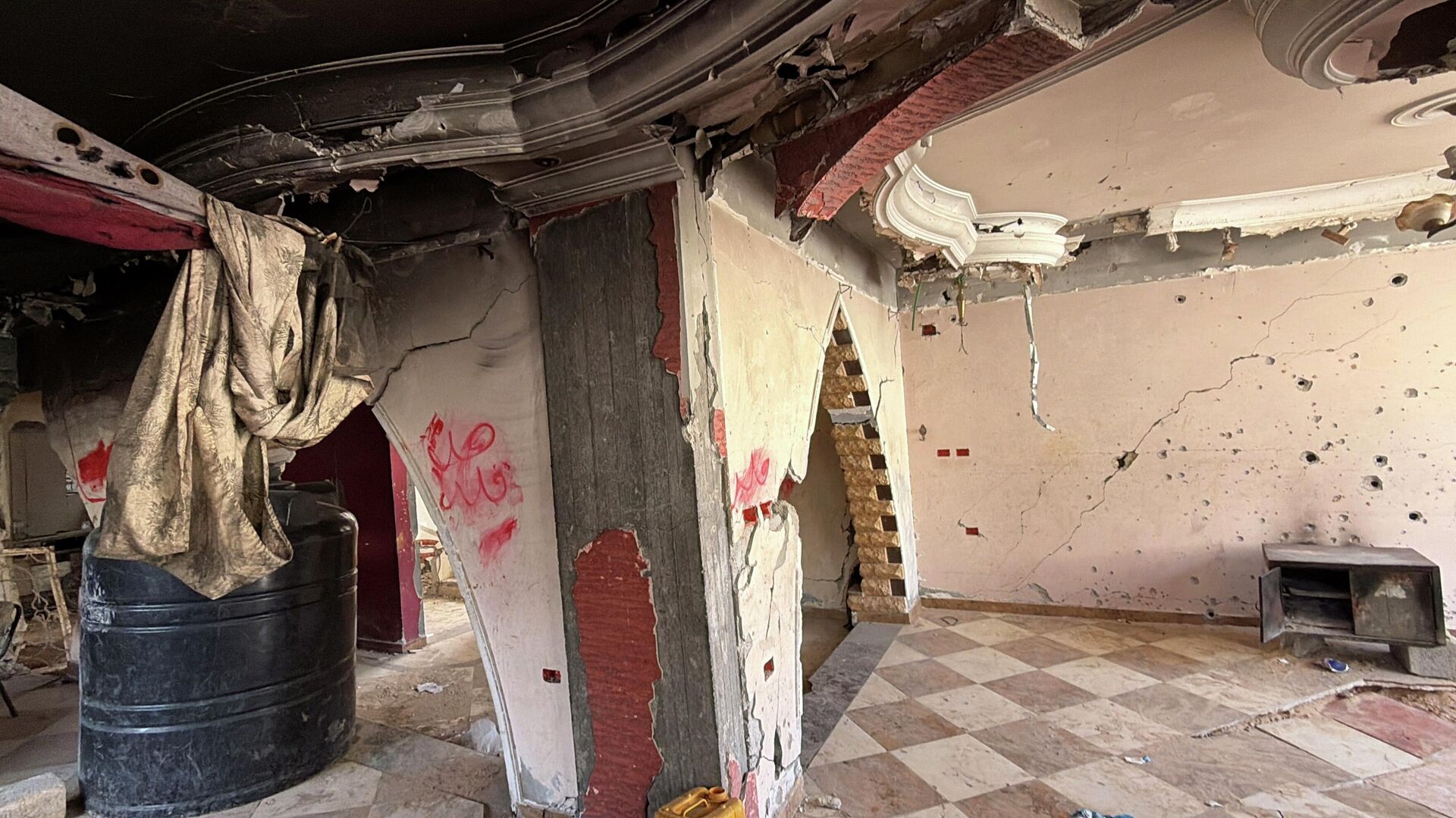 البيوت الآيلة للسقوط في قطاع غزة... خطر يهدد حياة المواطنين في ظل انعدام البدائل - سبوتنيك عربي, 1920, 27.01.2026