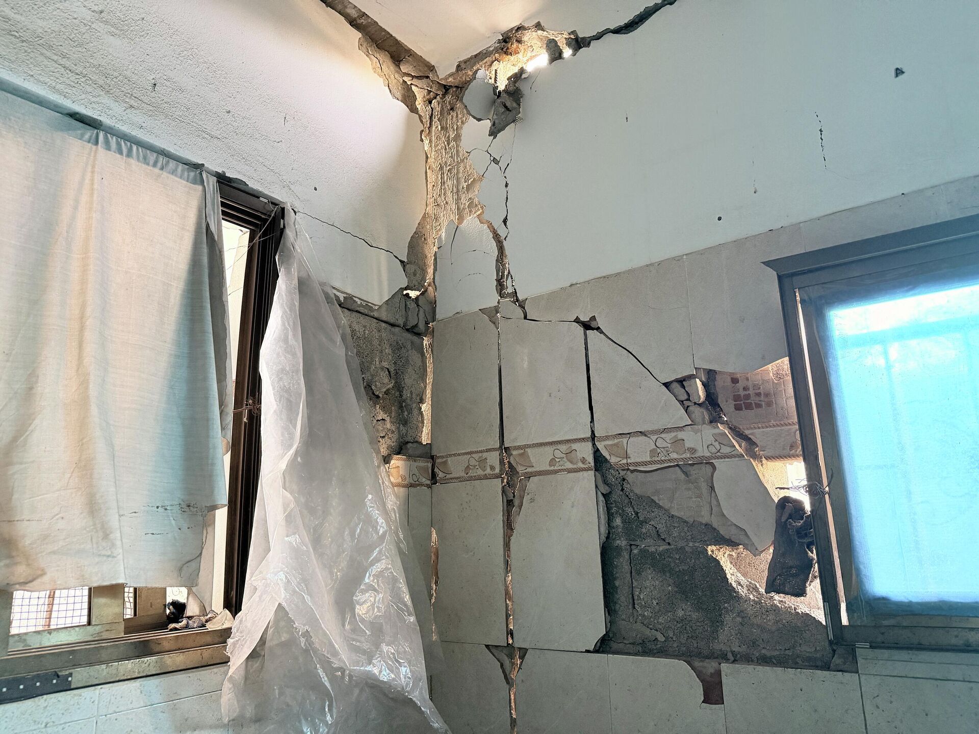 البيوت الآيلة للسقوط في قطاع غزة... خطر يهدد حياة المواطنين في ظل انعدام البدائل - سبوتنيك عربي, 1920, 27.01.2026