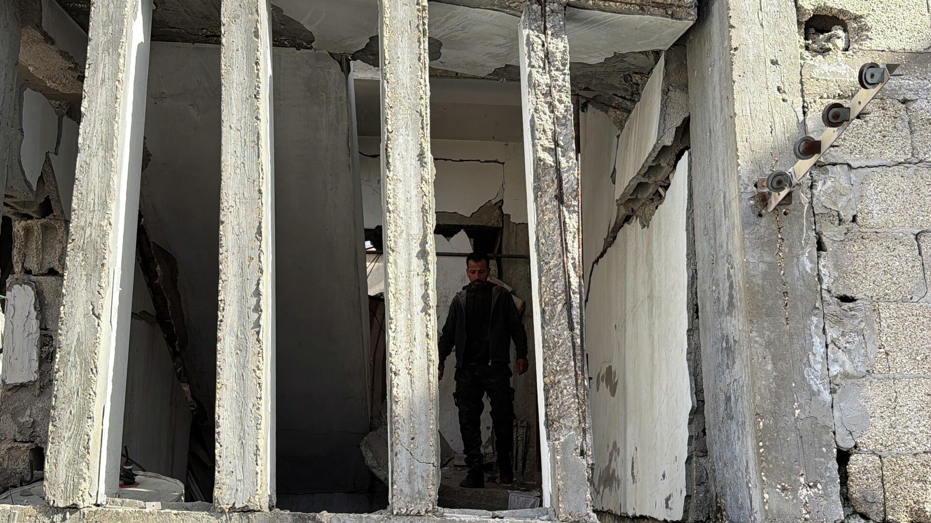 البيوت الآيلة للسقوط في قطاع غزة... خطر يهدد حياة المواطنين في ظل انعدام البدائل - سبوتنيك عربي, 1920, 27.01.2026