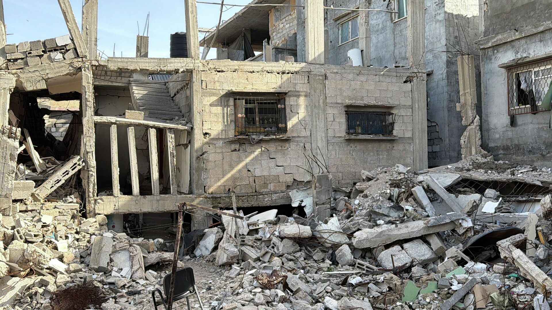 البيوت الآيلة للسقوط في قطاع غزة... خطر يهدد حياة المواطنين في ظل انعدام البدائل - سبوتنيك عربي, 1920, 27.01.2026