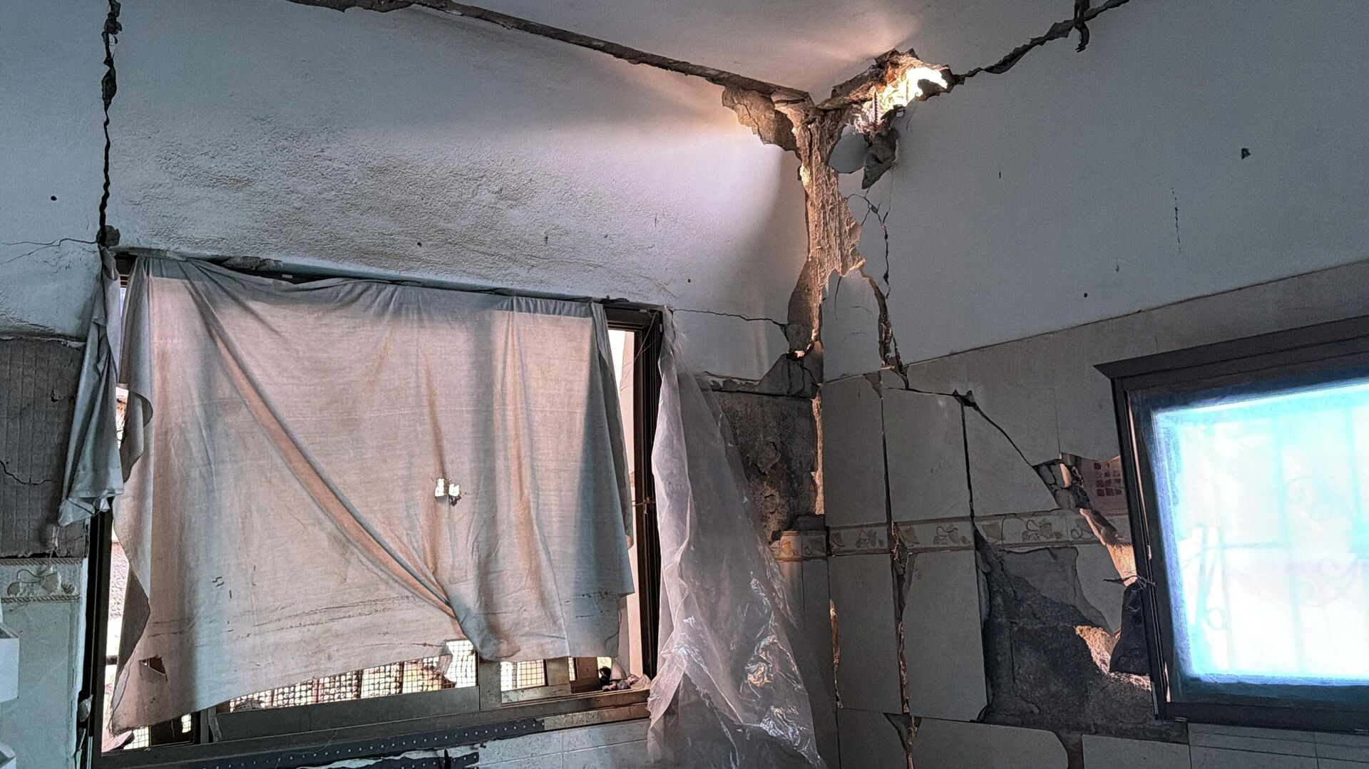 البيوت الآيلة للسقوط في قطاع غزة... خطر يهدد حياة المواطنين في ظل انعدام البدائل - سبوتنيك عربي, 1920, 27.01.2026