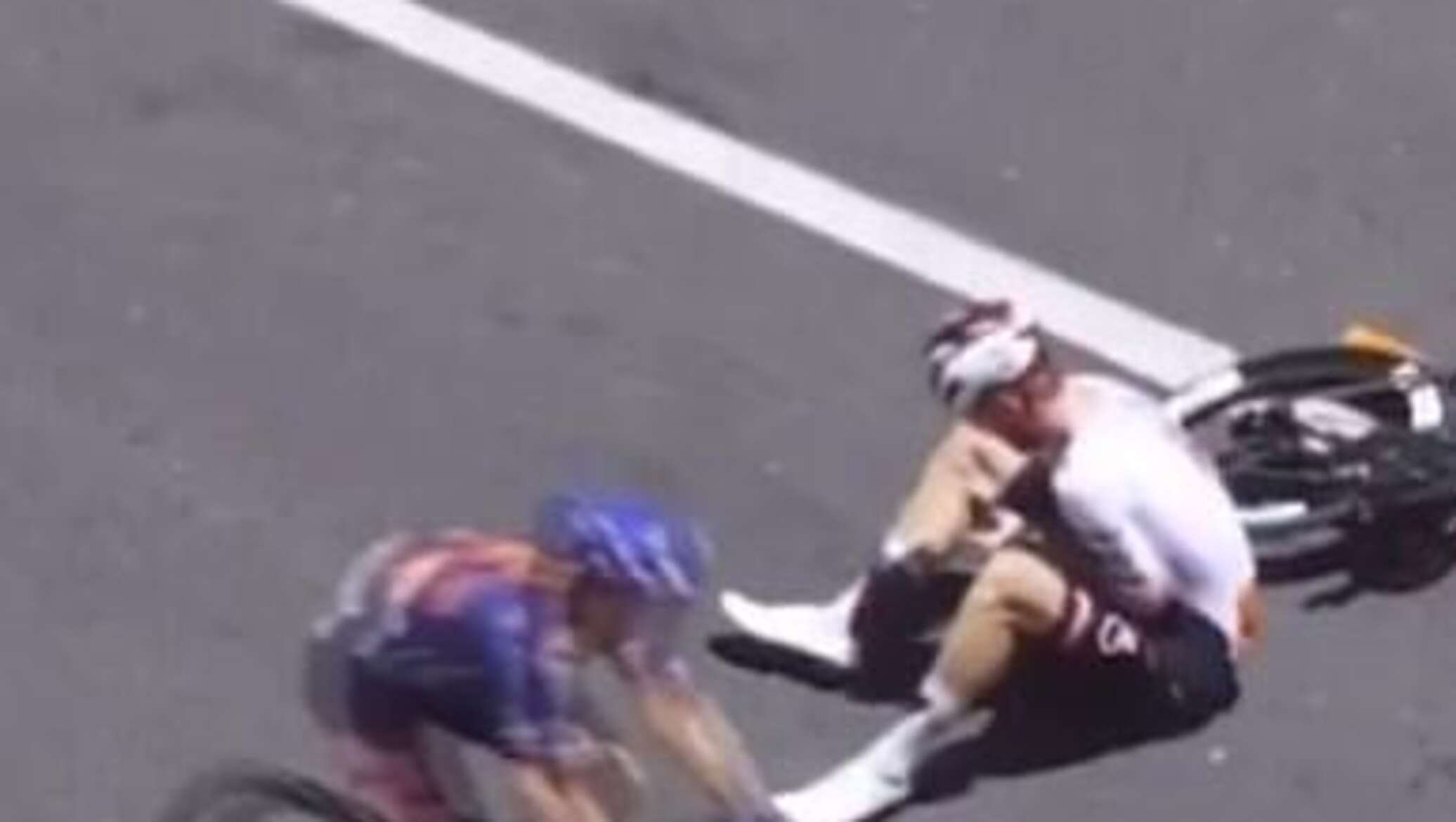 "كنغر مفاجئ لا يمنع التتويج".. دراج أسترالي يكتسح السباق ويفوز بالمرتبة الأولى.. فيديو