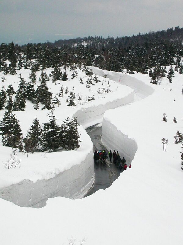 ممر عبر أكوام الثلج العالية، التي تحاوطه من الجانبين، في مدينة أوموري اليابانية. ممر عبر أكوام الثلج العالية، التي تحاوطه من الجانبين، في مدينة أوموري اليابانية. - سبوتنيك عربي